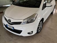 Usata Toyota Yaris Lounge 90 CV (66 kW) 2014 Bianco Berlina