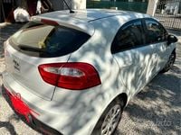 Usata Kia Rio 85 CV (62 kW) 2011 Bianco Berlina