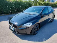 Usata Volvo V40 Momentum 120 CV (88 kW) 2017 Nero Berlina