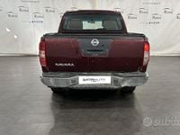 Usata Nissan Navara XE 174 CV (127 kW) 2006 Prugna Pick-up