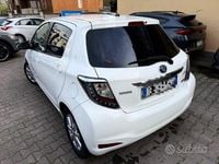 Usata Toyota Yaris Hybrid Lounge 75 CV (55 kW) 2013 Bianco Berlina