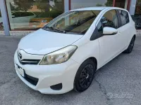 Usata Toyota Yaris Lounge 90 CV (66 kW) 2012 Bianco Utilitaria