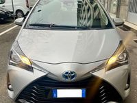 Usata Toyota Yaris Hybrid Business Edition 73 CV (53 kW) 2020 Grigio argento Berlina