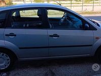 Usata Ford Fiesta 73 CV (53 kW) 2004 Grigio Utilitaria