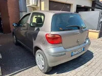 Usata Toyota Yaris 65 CV (47 kW) 2004 Grigio Berlina