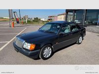 Usata Mercedes E200 122 CV (89 kW) 1991 Nero Berlina