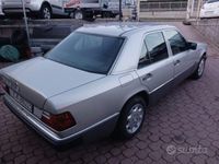 Usata Mercedes E200 135 CV (99 kW) 1993 Grigio Berlina