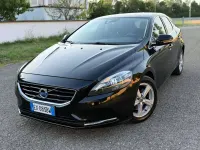 Usata Volvo V40 R-Design Kinetic 114 CV (83 kW) 2015 Nero Berlina