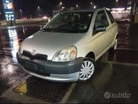 Usata Toyota Yaris 68 CV (50 kW) 2000 Grigio Utilitaria