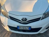 Usata Toyota Yaris 99 CV (72 kW) 2012 Bianco Utilitaria