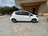Usata Toyota Yaris Lounge 69 CV (50 kW) 2015 Bianco Utilitaria