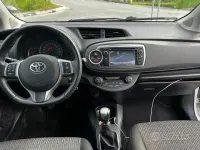 Usata Toyota Yaris Lounge 99 CV (72 kW) 2013 Bianco Utilitaria