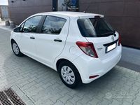 Usata Toyota Yaris Active 69 CV (50 kW) 2012 Bianco Utilitaria