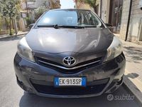 Usata Toyota Yaris 90 CV (66 kW) 2011 Grigio Utilitaria