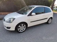 Usata Ford Fiesta 73 CV (53 kW) 2006 Bianco Utilitaria