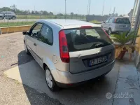 Usata Ford Fiesta Zetec 75 CV (55 kW) 2004 Grigio Utilitaria