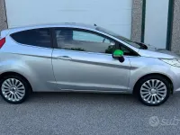 Usata Ford Fiesta Titanium 82 CV (60 kW) 2008 Grigio Utilitaria