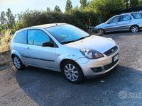 Usata Ford Fiesta 68 CV (50 kW) 2006 Grigio Utilitaria