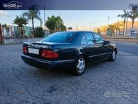 Usata Mercedes E250 Avantgarde 149 CV (109 kW) 1998 Blu Berlina