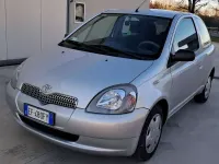 Usata Toyota Yaris 68 CV (50 kW) 2002 Argento Berlina