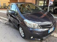 Usata Toyota Yaris Lounge 99 CV (72 kW) 2012 Grigio Utilitaria