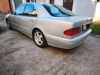 Usata Mercedes E200 186 CV (136 kW) 2000 Grigio Berlina