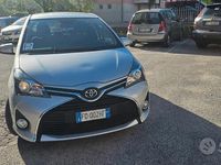 Usata Toyota Yaris 68 CV (50 kW) 2015 Grigio Berlina