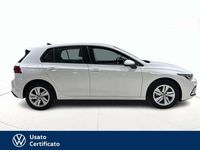 Begagnad VW Golf VIII Life 131 HK (96 kW) 2022 Vit Sedan