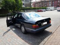 Usata Mercedes E200 122 CV (89 kW) 1991 Nero Berlina