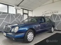 Usata Mercedes E250 Elegance 113 CV (83 kW) 1997 Blu Berlina
