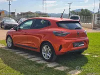 Usata Renault Clio V Evolution 101 CV (74 kW) 2024 Arancione Berlina
