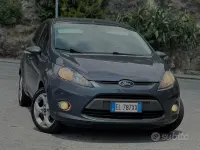 Usata Ford Fiesta 82 CV (60 kW) 2012 Grigio Berlina