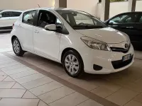 Usata Toyota Yaris Lounge 69 CV (50 kW) 2013 Bianco Utilitaria