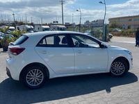 Usado Kia Rio Style 101 HP (74 kW) 2021 Branco Sedan