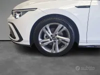 Usata VW Golf VII R-line 150 CV (110 kW) 2021 Bianco / pastello Utilitaria