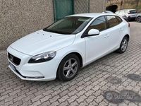 Usata Volvo V40 Momentum 120 CV (88 kW) 2017 Bianco Berlina