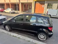 Usata Mercedes B200 140 CV (102 kW) 2011 Nero Utilitaria