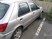 Usata Ford Fiesta 53 CV (38 kW) 2000 Grigio Utilitaria