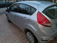 Usata Ford Fiesta 96 CV (70 kW) 2010 Grigio Utilitaria