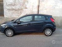 Usata Ford Fiesta 75 CV (55 kW) 2013 Grigio Utilitaria