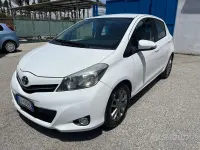 Usata Toyota Yaris Lounge 90 CV (66 kW) 2014 Bianco Utilitaria