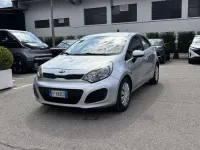 Usata Kia Rio Active 84 CV (61 kW) 2013 Grigio Berlina