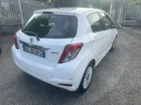 Usata Toyota Yaris Lounge 69 CV (50 kW) 2013 Bianco Utilitaria