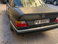 Usata Mercedes E200 122 CV (89 kW) 1991 Nero Berlina