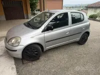 Usata Toyota Yaris 68 CV (50 kW) 2002 Grigio Berlina