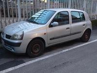 Usado Renault Clio II 58 CV (42 kW) 2002 Gris Berlina