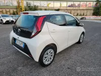 Usata Toyota Aygo Connect Style 72 CV (52 kW) 2020 Bianco Utilitaria