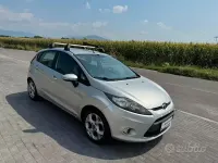 Usata Ford Fiesta 70 CV (51 kW) 2012 Grigio Berlina