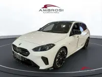 Nuova BMW M135 M Sport 300 CV (220 kW) 2025 Alpin white patello Utilitaria