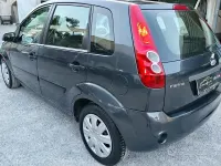Usata Ford Fiesta Ghia 75 CV (55 kW) 2007 Grigio Utilitaria
